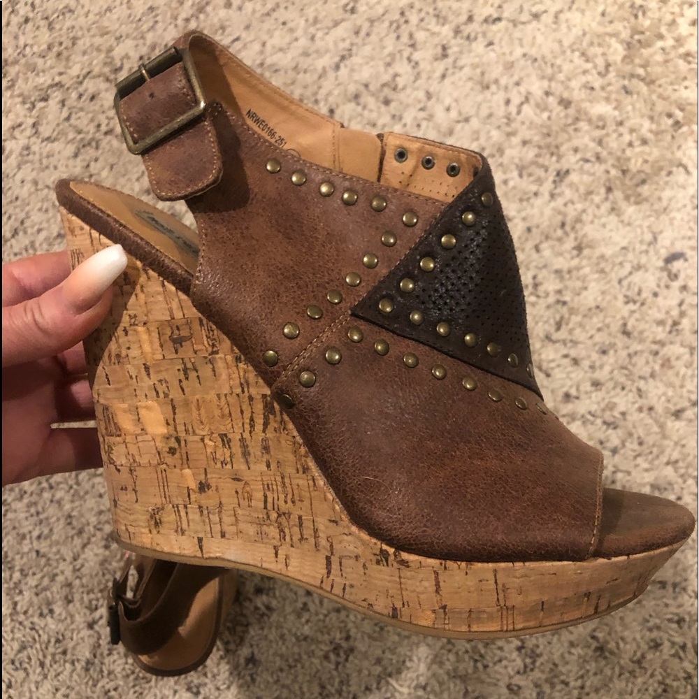 Brown patch wedges with studs